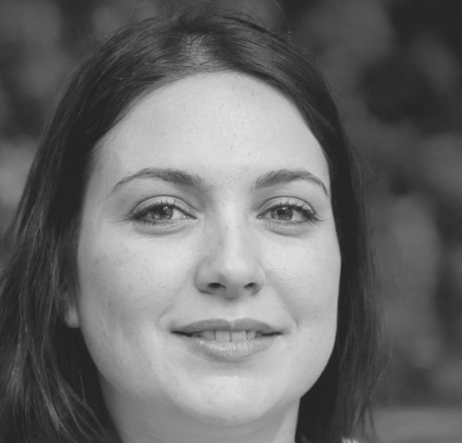 Retrato de Amara Solís, instructora principal de yoga