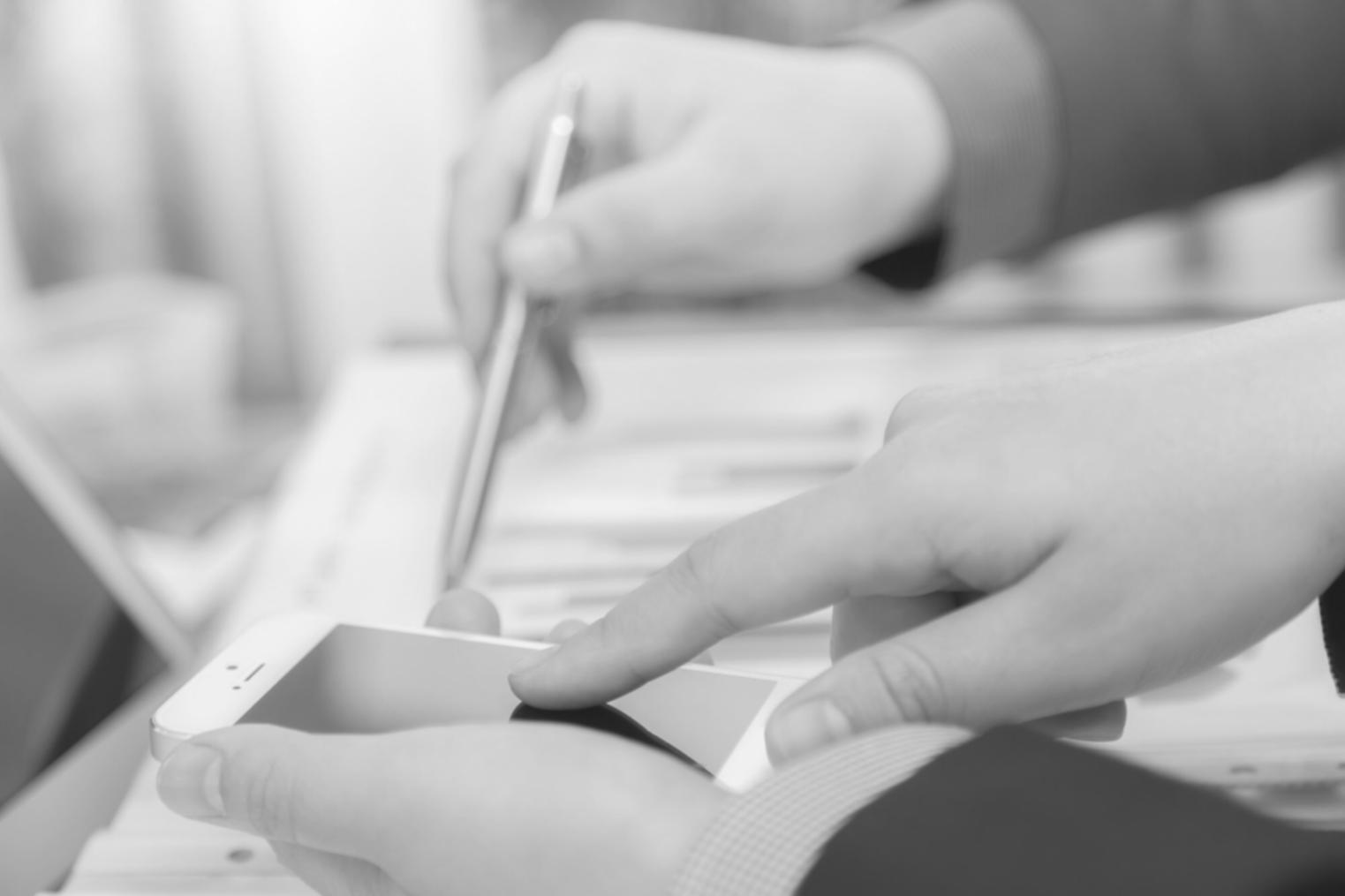 Estudiante practicando secuencia de yoga flow en estudio luminoso