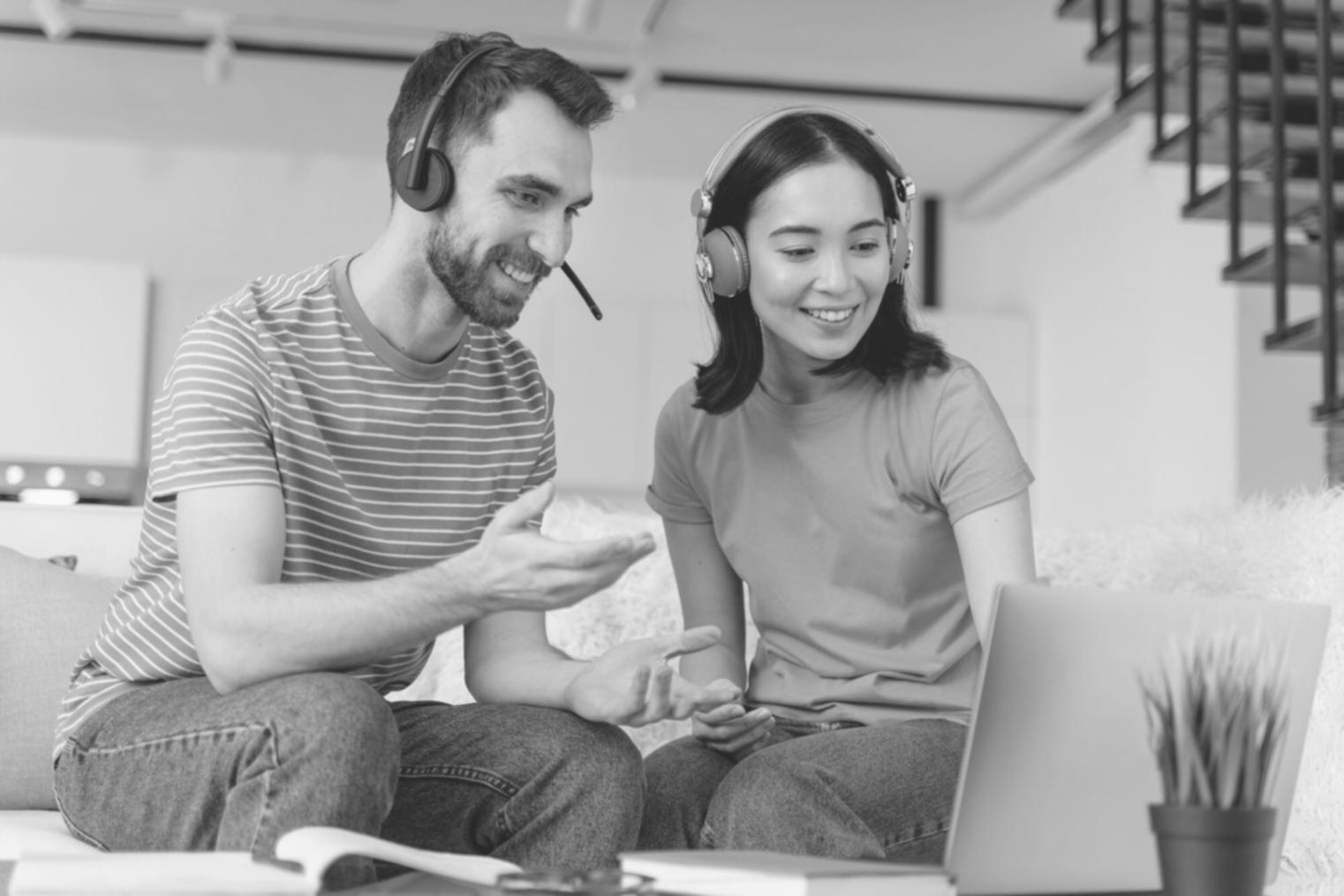 Sala principal de yoga con luz natural y materiales naturales